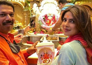 Priyanka Daughter: प्रियंका अपनी बेटी मल्टी मैरी जोनस चोपड़ा के साथ मुंबई के सिद्धि विनायक मंदिर के दर्शन करने पहुंची।